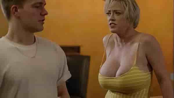 ولد فاجر يهيج عمته من بزازها الكبار في xnxx نيك و يركبها المتناكة