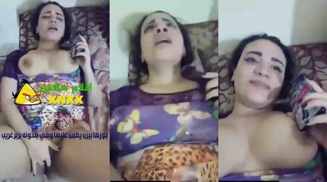 ديوث عربي بيكلم زوجته في التليفون و هي في حضن رجل ينيك مراته